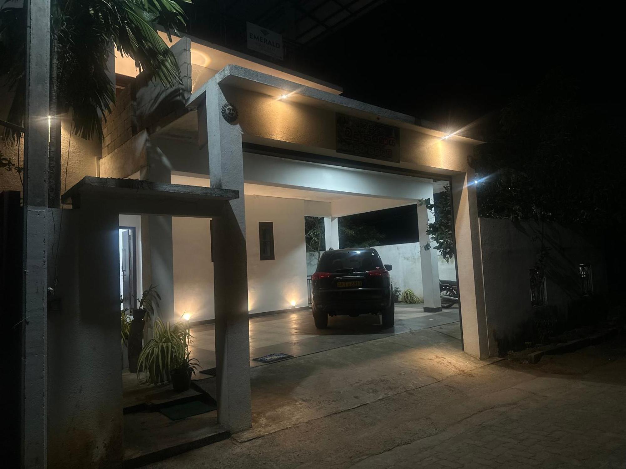 Emerald Home Stay Анурадхапура Екстериор снимка